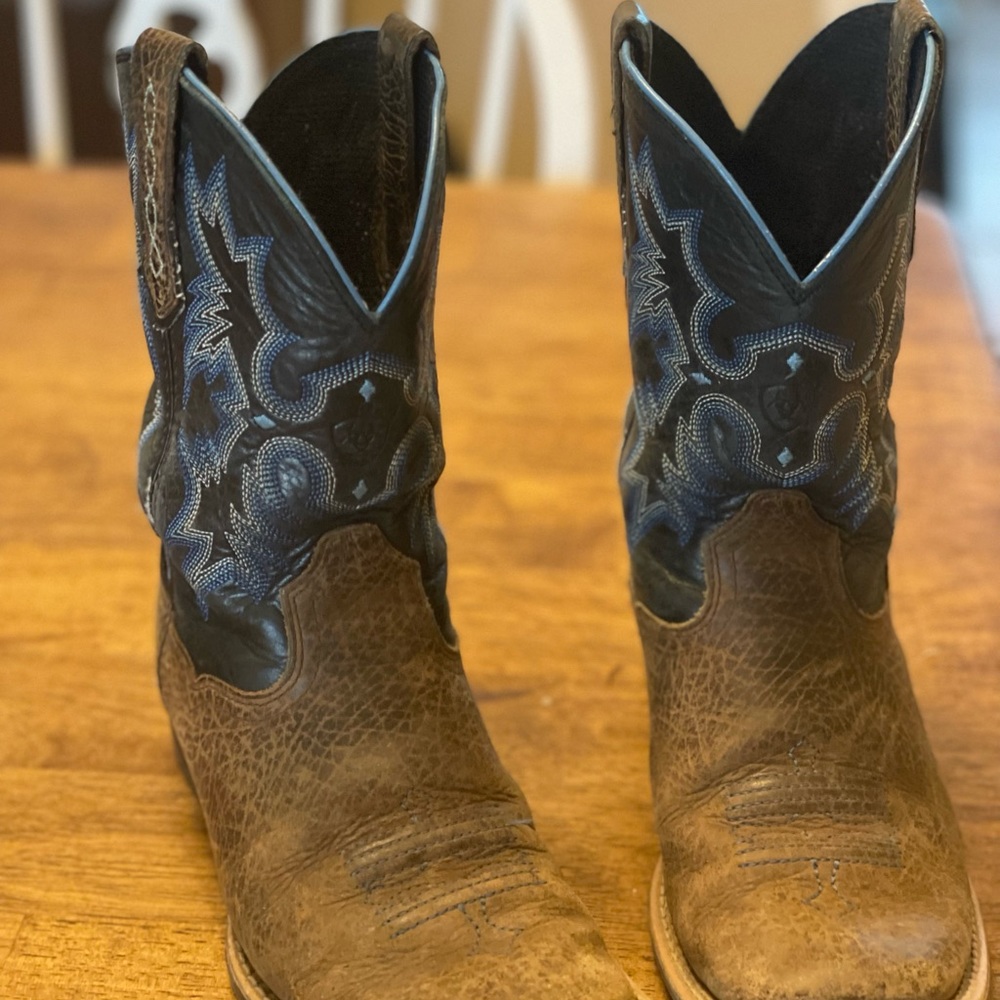 Boys Ariat Tombstone Western Cowboy Boot. Size 2 with adjustable technology.
